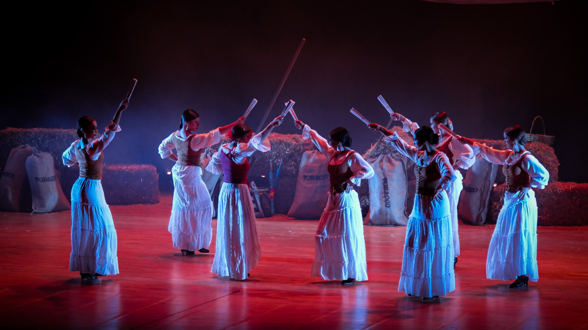 Barcelona Flamenco Balletin Carmen-esityksen tanssijoita lavalla.
