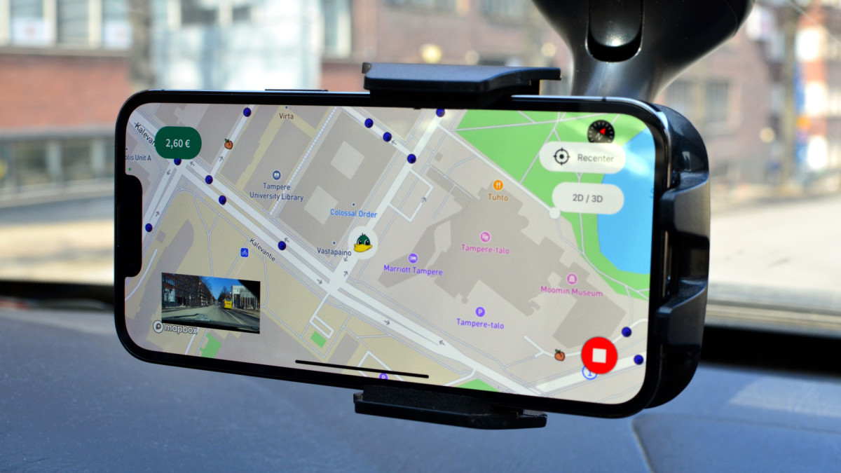 Crowdsorsa-sovelluksen kartta auton puhelinpidikkeessä. Kuva: Crowdsorsa.