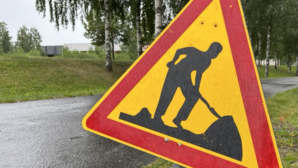 Tietyö-liikennemerkki kevyen liikenteen väylän vieressä.