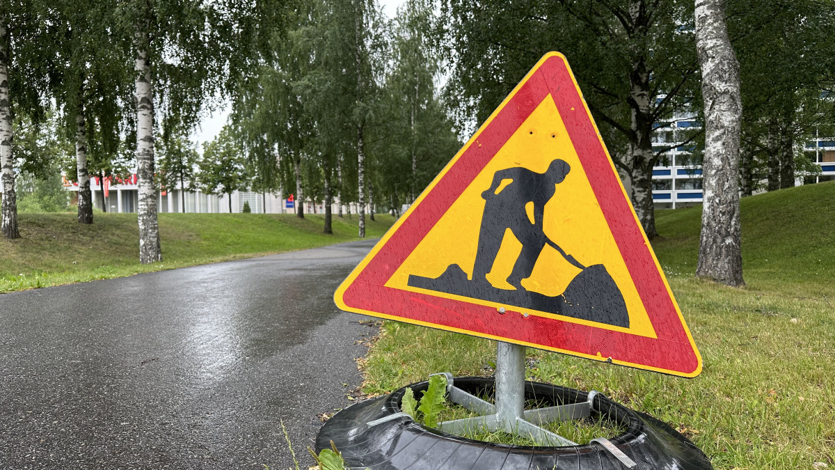 Rakennustyökyltti Mansikkalassa kevyen liikenteen väylän vieressä.