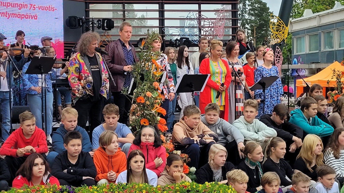 Esiintyjiä Koskenpartaan lavalla Imatra-päivänä.
