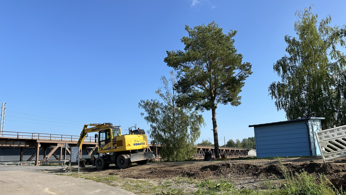 Kaivinkone Koskikadulla Mansikkakosken vanhan ratasillan läheisyydessä.