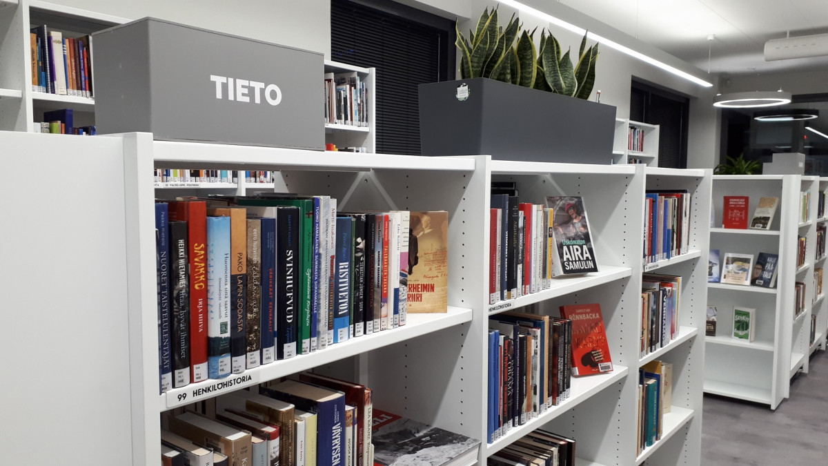 Tietokirjoja hyllyssä Vuoksenniskan kirjastossa.