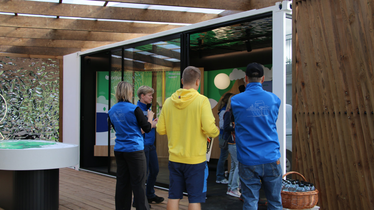 Vesivoimaa esittelevä Fortumin showroom Imatra-päivänä.
