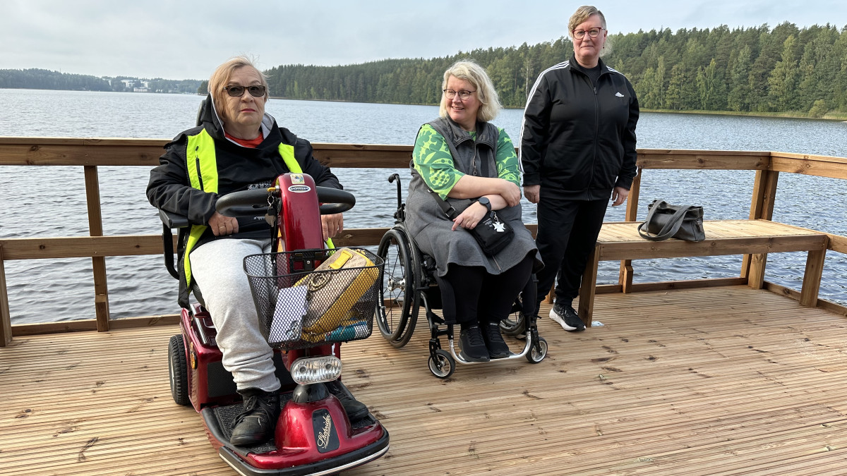 Marja Vainikainen, Auli Gröhn ja Anne Nissinen Ukonlinnan uimarannan maisemalaiturilla.