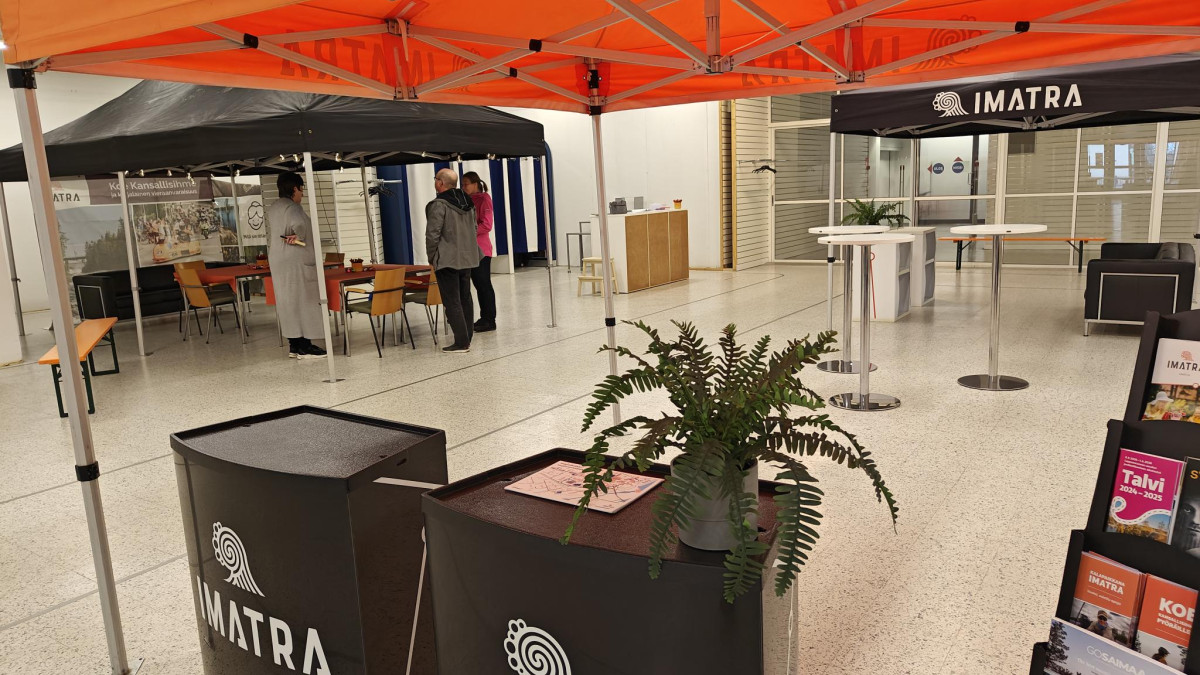 Liiketilassa Imatra-viirejä, katos ja sohvaryhmiä.