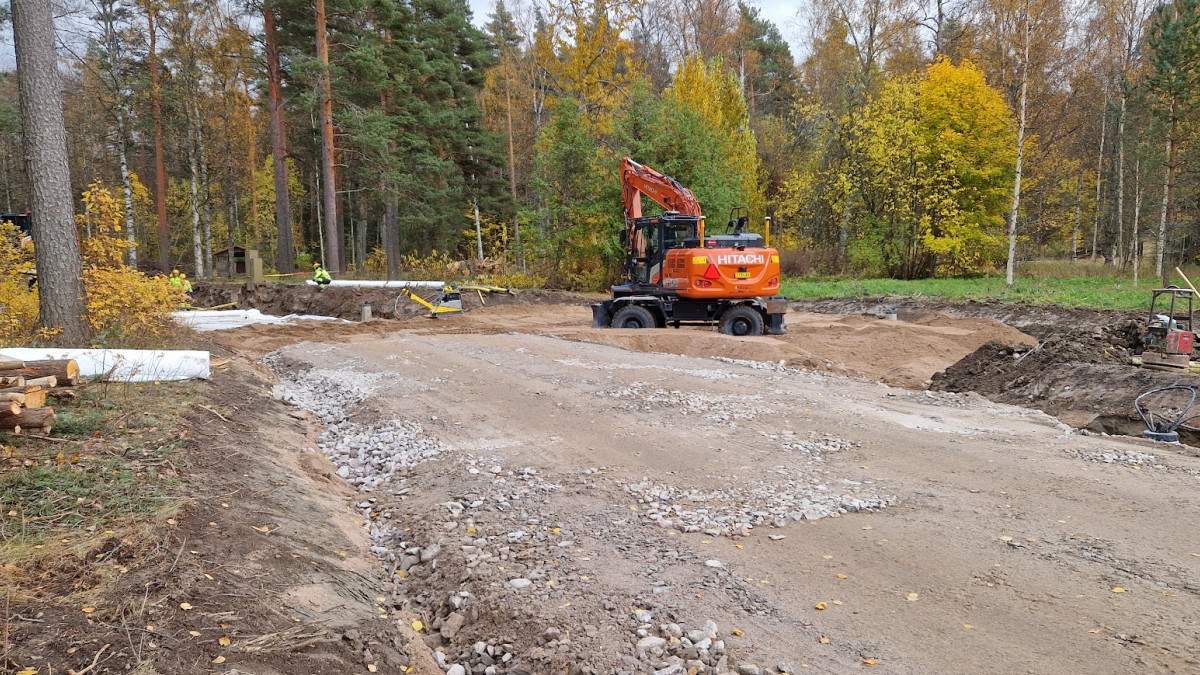 Tietyömaalla kaivinkone.