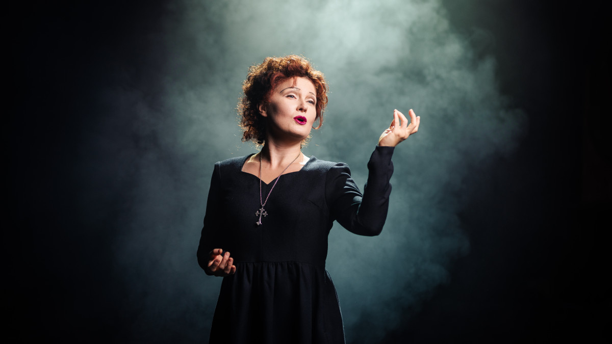 Piaf - pikkuvarpunen esityksen kuvassa näyttelijä Hanna Kaskela.