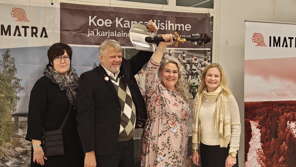 Vuoden 2024 keskustateko-palkinto Imatralle, palkinnon luovuttaja Suomen kaupunkikeskustat ry edustajat ja Imatran edustajat kuvassa.