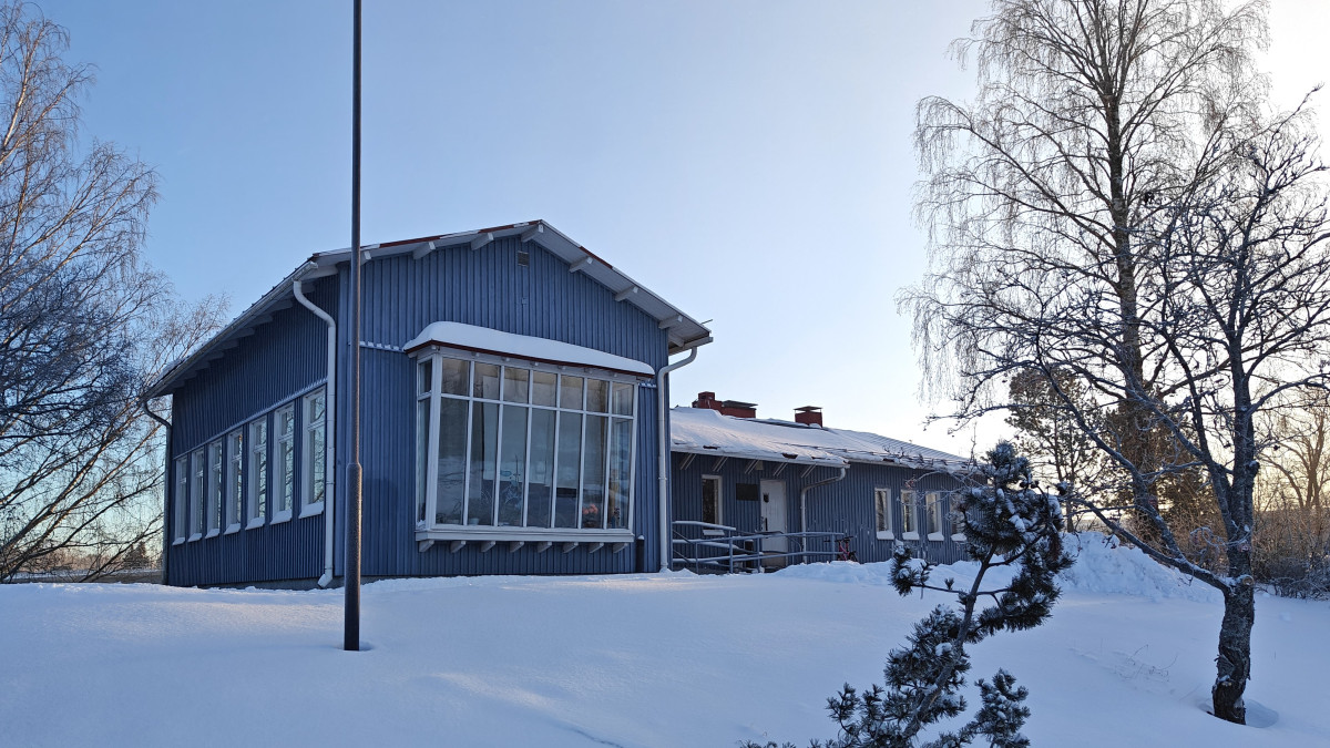 Sininen talo talvisäässä.