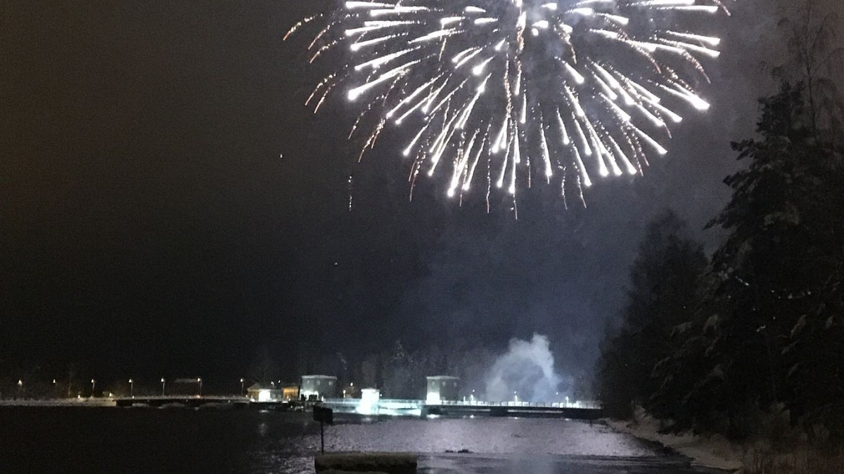 Ilotulitus Imatrankosken yllä.