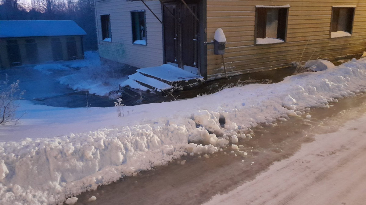 Omakotitalon vieressä kadulla vesivuodon jälkiä kadulla.