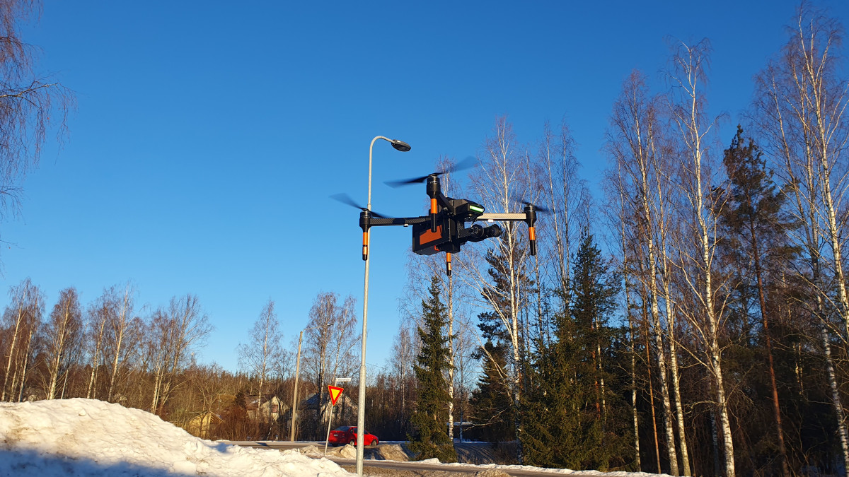 Robottikamera eli drooni talvisessa ympäristössä.
