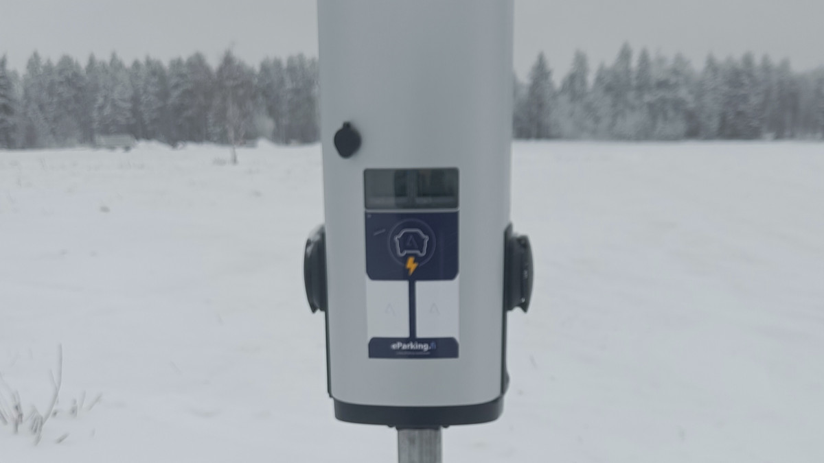 Sähköauton lataustolppa.