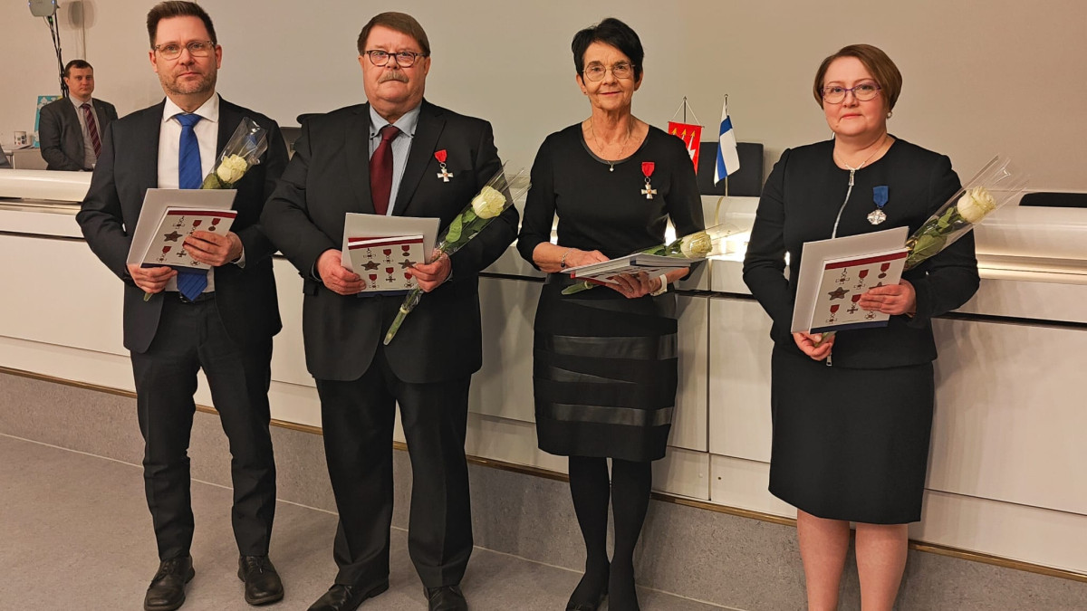 Mikko Airas (vas.), Ilkka Nokelainen, Minna Leinonen ja Arja Kujala saivat kunniamerkit.