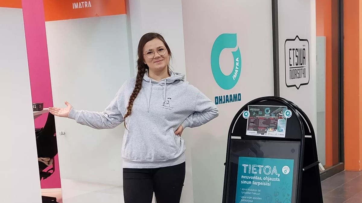 Nuorten palveluiden vastaava Johanna Mäkinen ohjaa Imatran Ohjaamon sisäänkäynnillä.