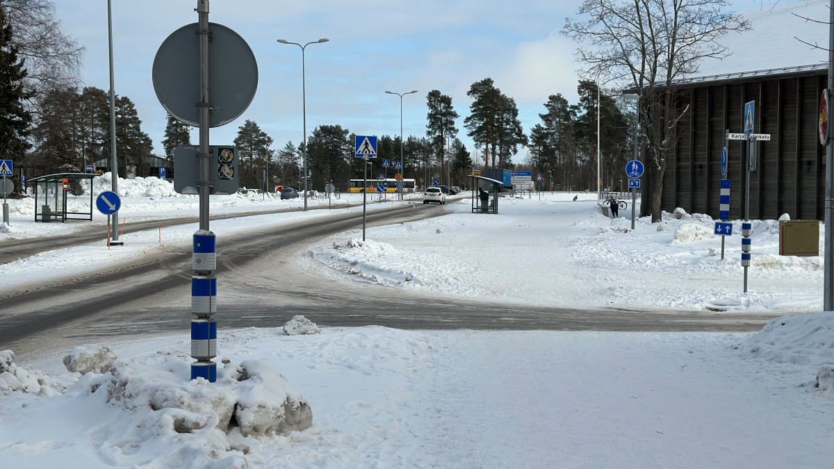 Suojatiemerkkejä risteysalueella.