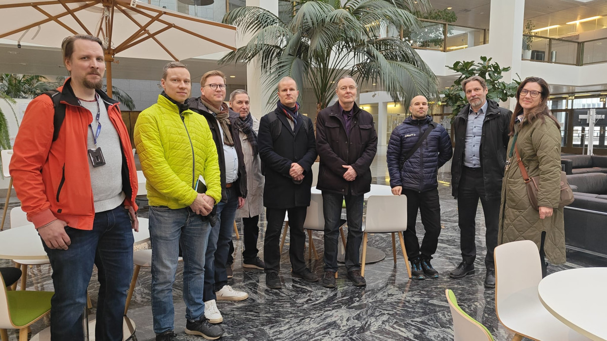 Erämuseon arkkitehtisuunnittelusta vastaavat toimijat kaupungintalon aulassa.