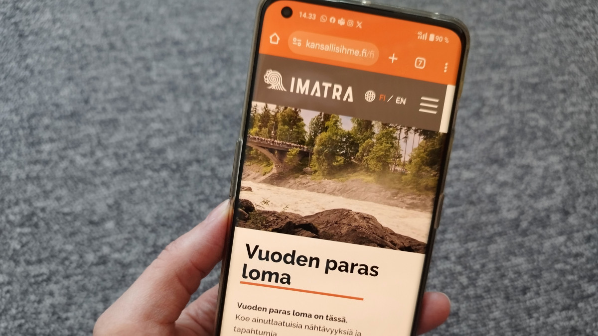 Kansallisihme-sivusto matkapuhelimen näytöllä.