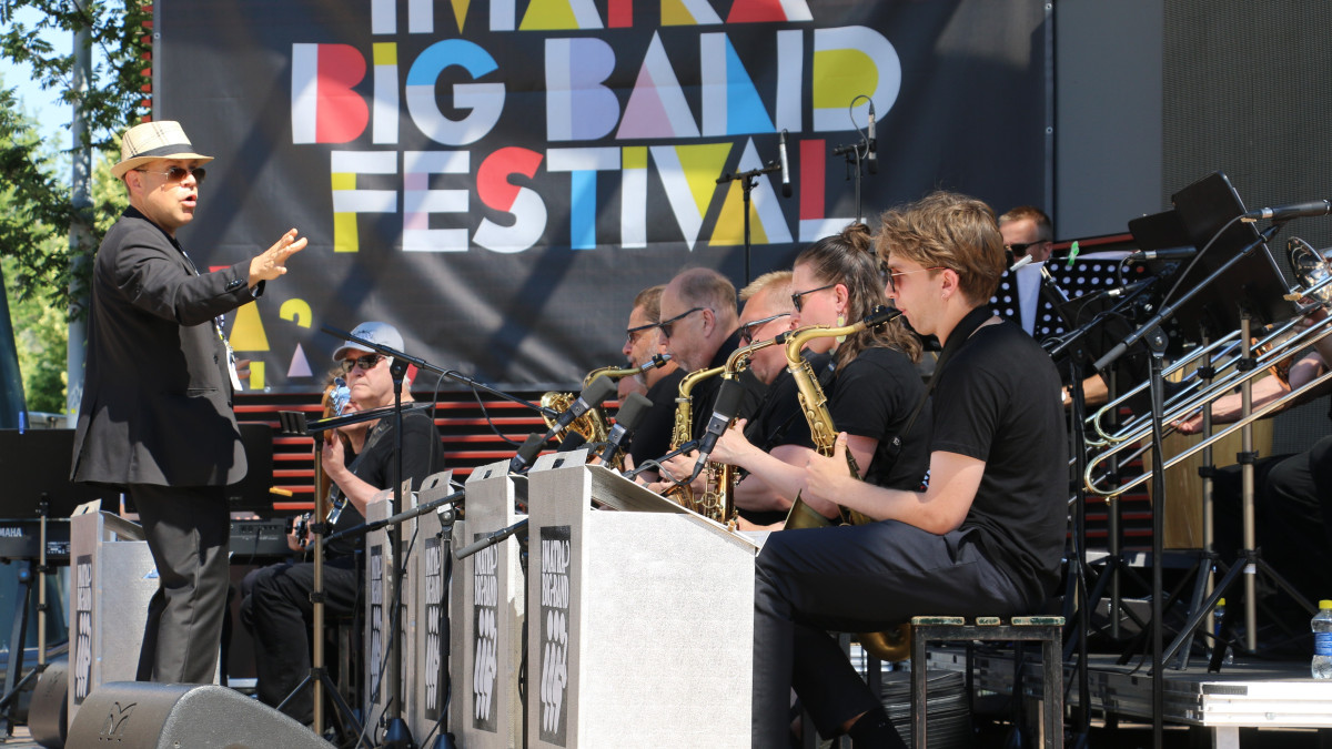 kapellimestari Antti Rissanen ohjaa Imatra Big Band orkesteria.