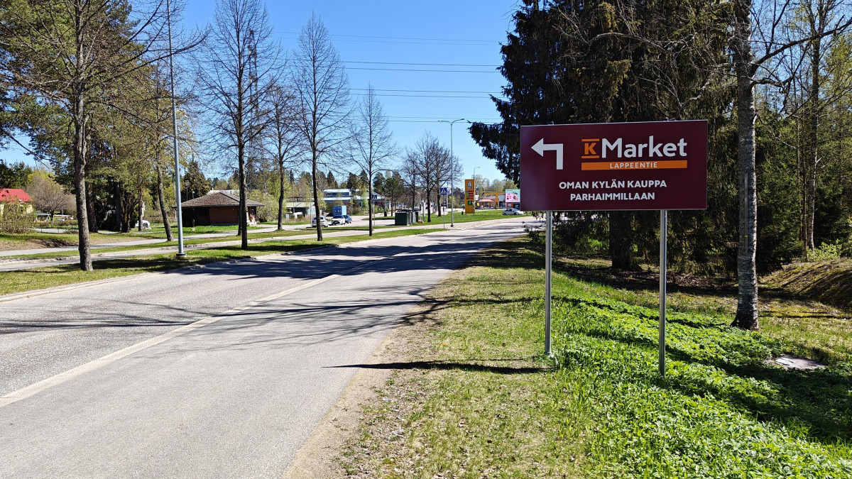 Mainoskyltti kadun oikeassa reunassa.