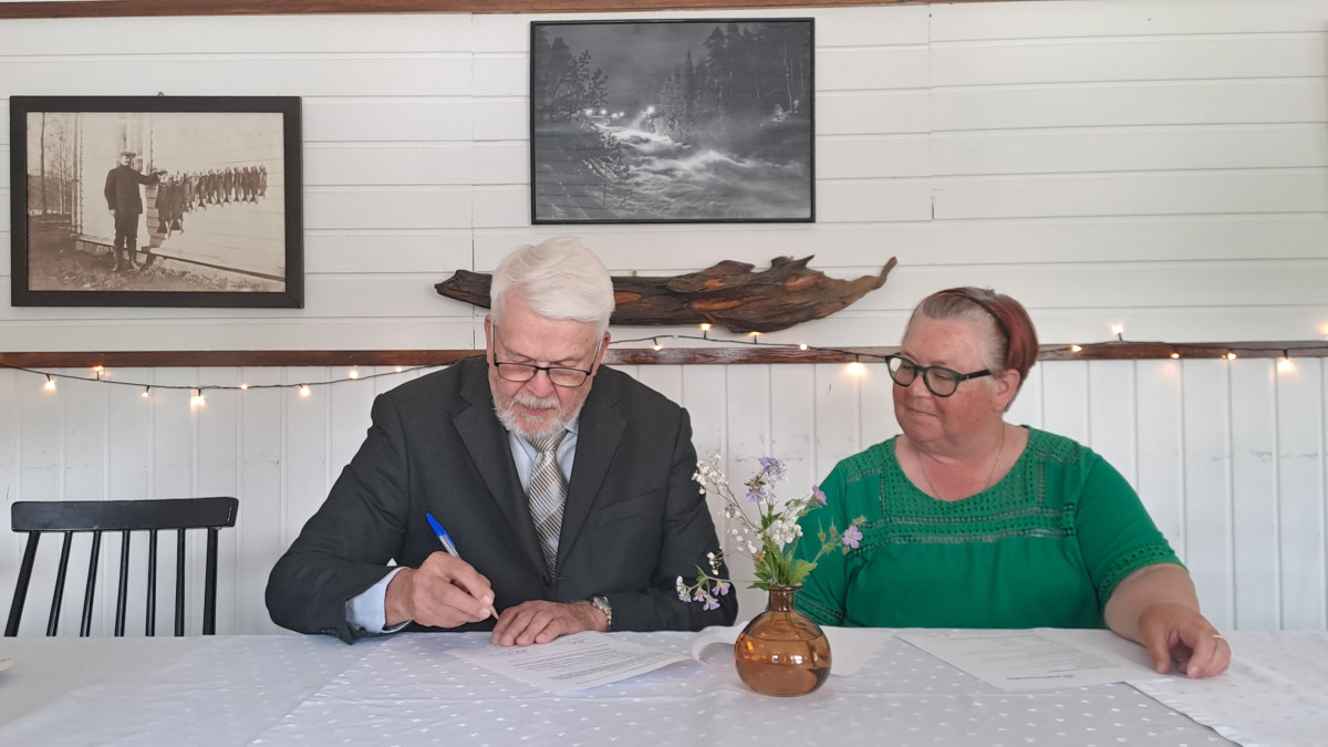Erämuseosäätiön puheenjohtaja Matti Viialainen ja kalastusmuseoyhdistyksen puheenjohtaja Stina Koivisto.