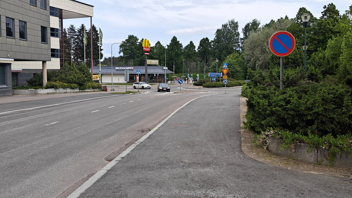 Kadun varressa pysäköinti kielletty liikennemerkki.