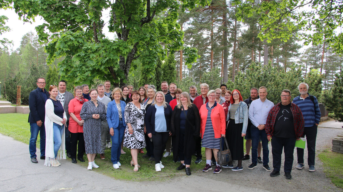 Kaupunginvaltuusto kesäisessä maisemassa valtuustoseminaarissa.
