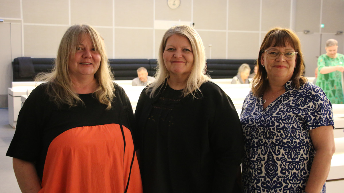 Kaupunginvaltuuston 1. varapuheenjohtaja Hanna-Kaisa Lähde (vasemmalla), puheenjohtaja Anna Helminen ja 2. varapuheenjohtaja Pia Rantanen.