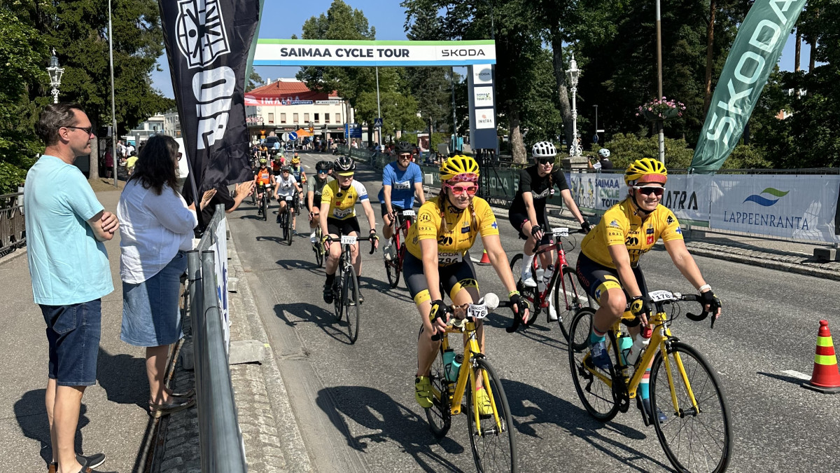 Pyöräilijöitä startannut matkaan Imatrankosken sillalla Saimaa Cycle Tour-tapahtumassa.