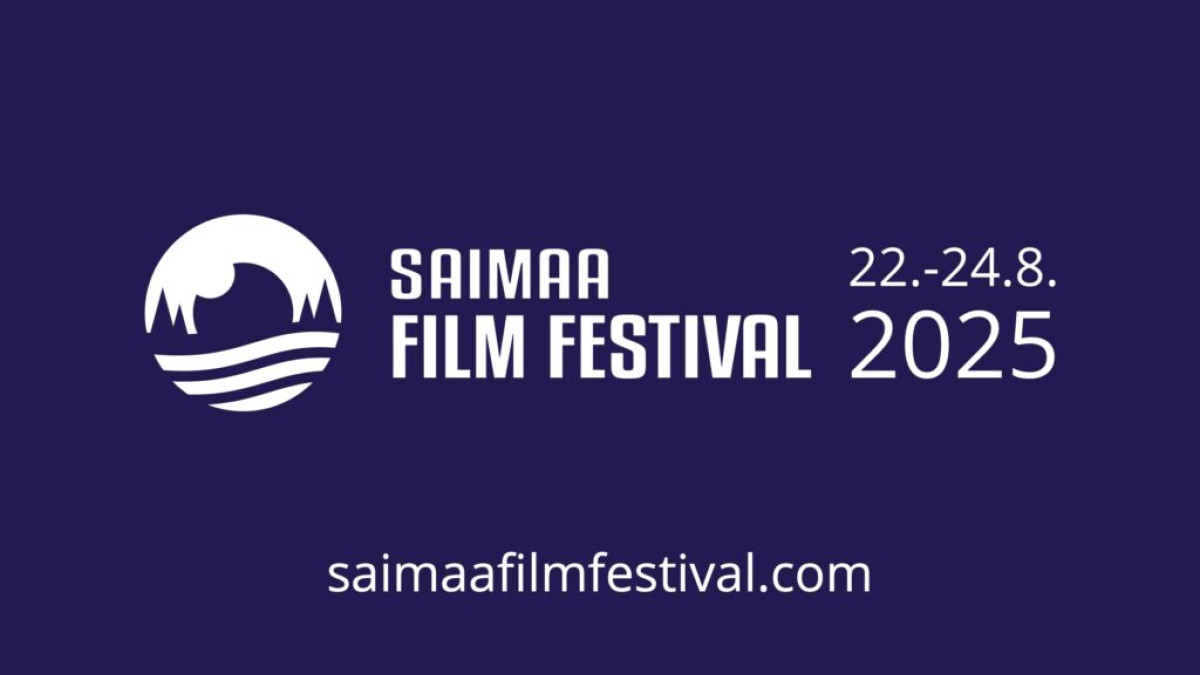 Sininen tausta, jossa teksti: Saimaa Silm Festival 22.–24.8.2025, saimaafilmfestival.com. Valkoinen Saimaa Film Festivaalin logo.