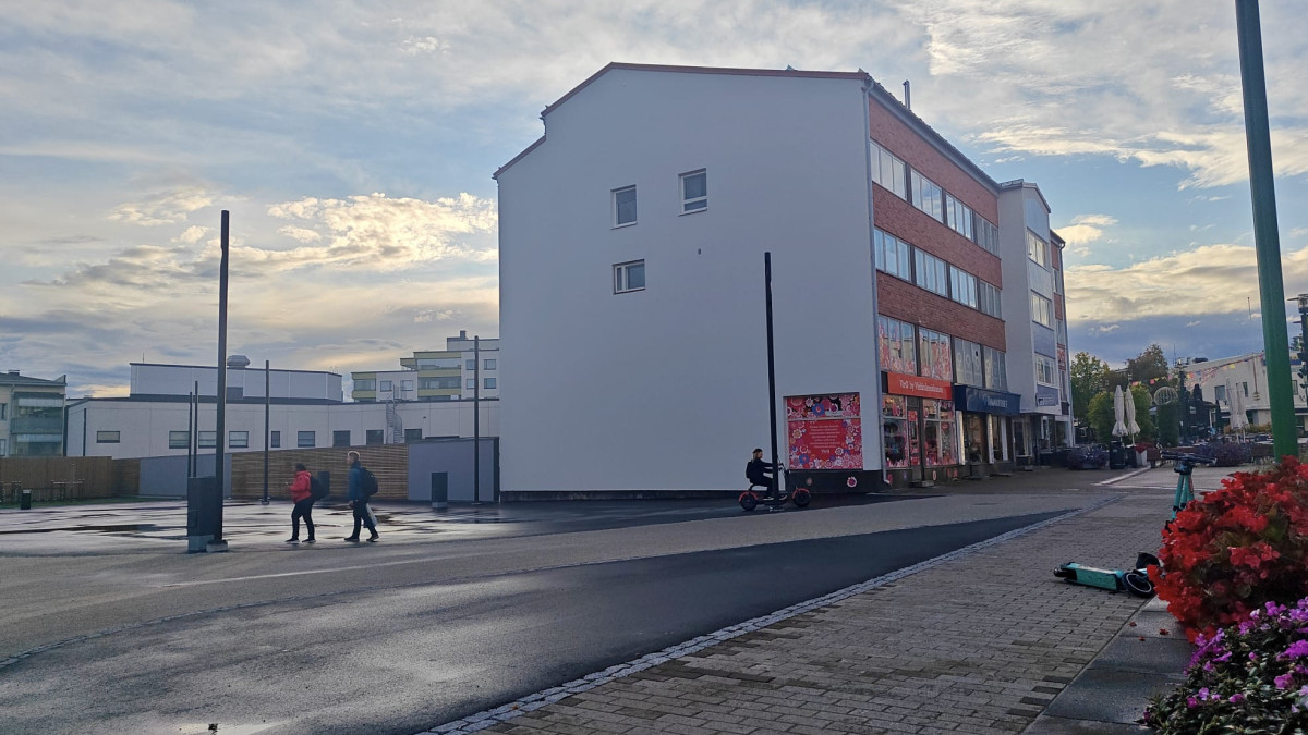 Kerrostalo, jonka päätyseinä on valkoinen.
