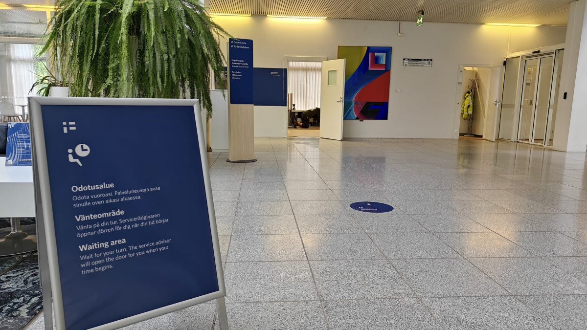 Yhteispalvelupiste kaupungintalon aulassa.