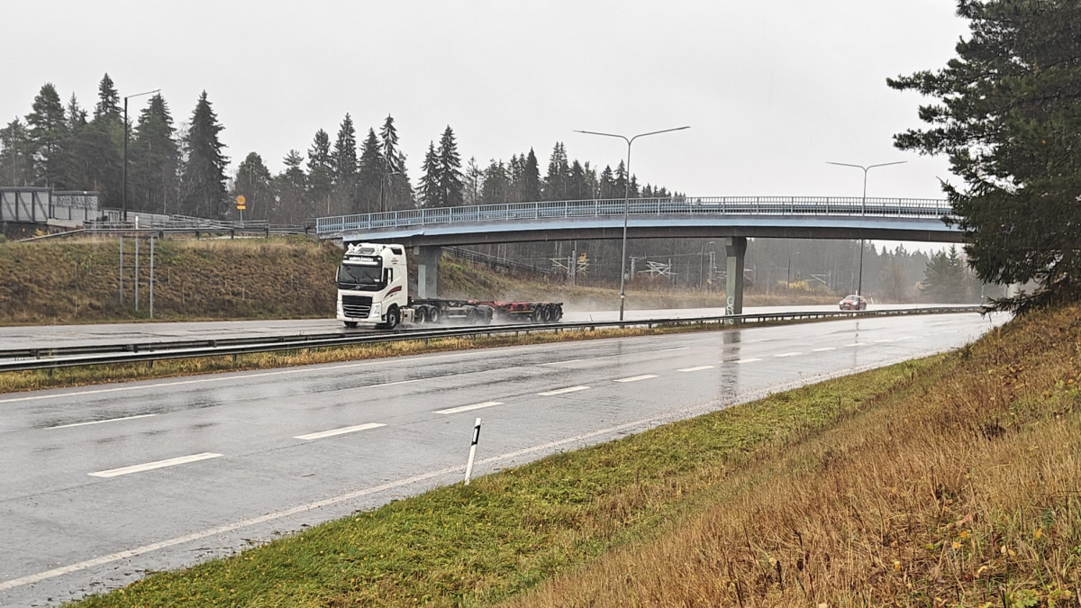 Moottoritien ylittävä sininen ylikulkukäytävä.