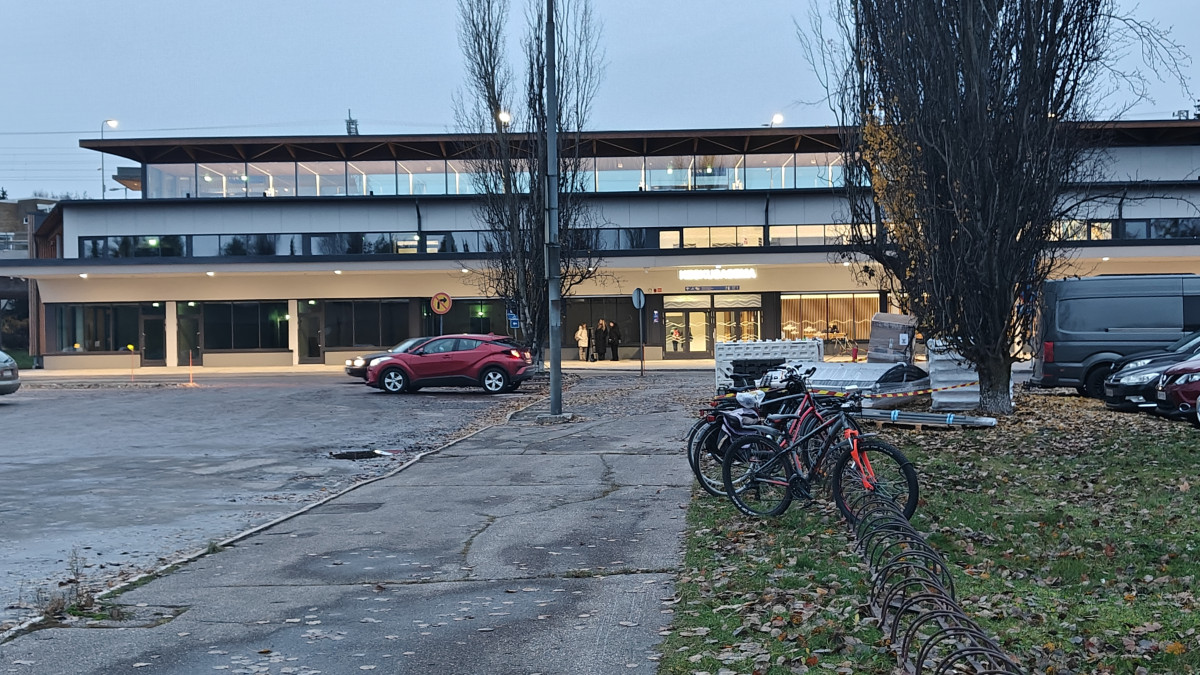 Keskusaseman pihalla autoja ja pyöriä pysäköitynä.