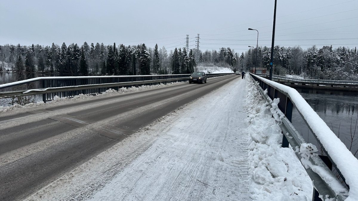 Tornansilta harmaana talvipäivänä, auto ajaa sillalla.