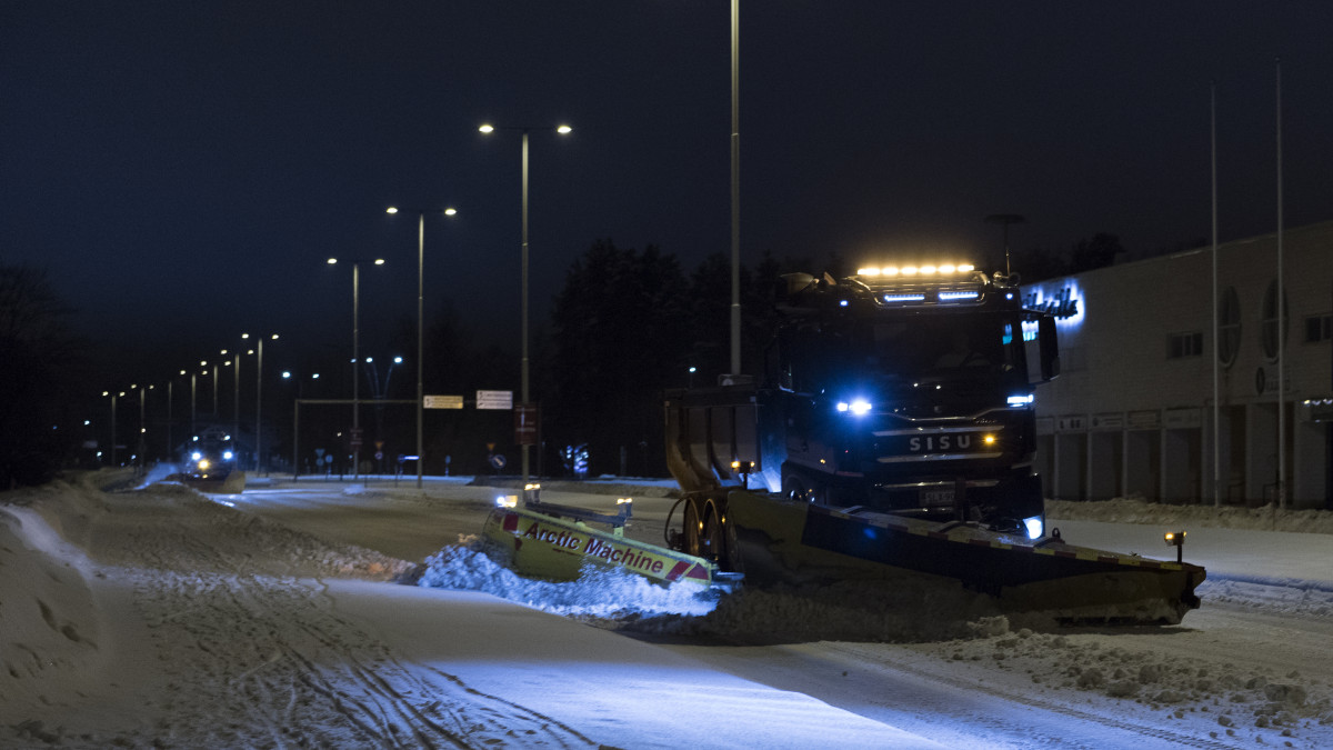 Kaksi auta-autoa pimeällä kadulla.