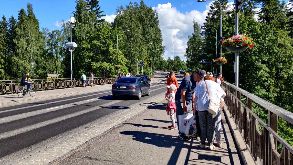 Ihmisiä ja autoja Imatrankosken sillalla kesällä.