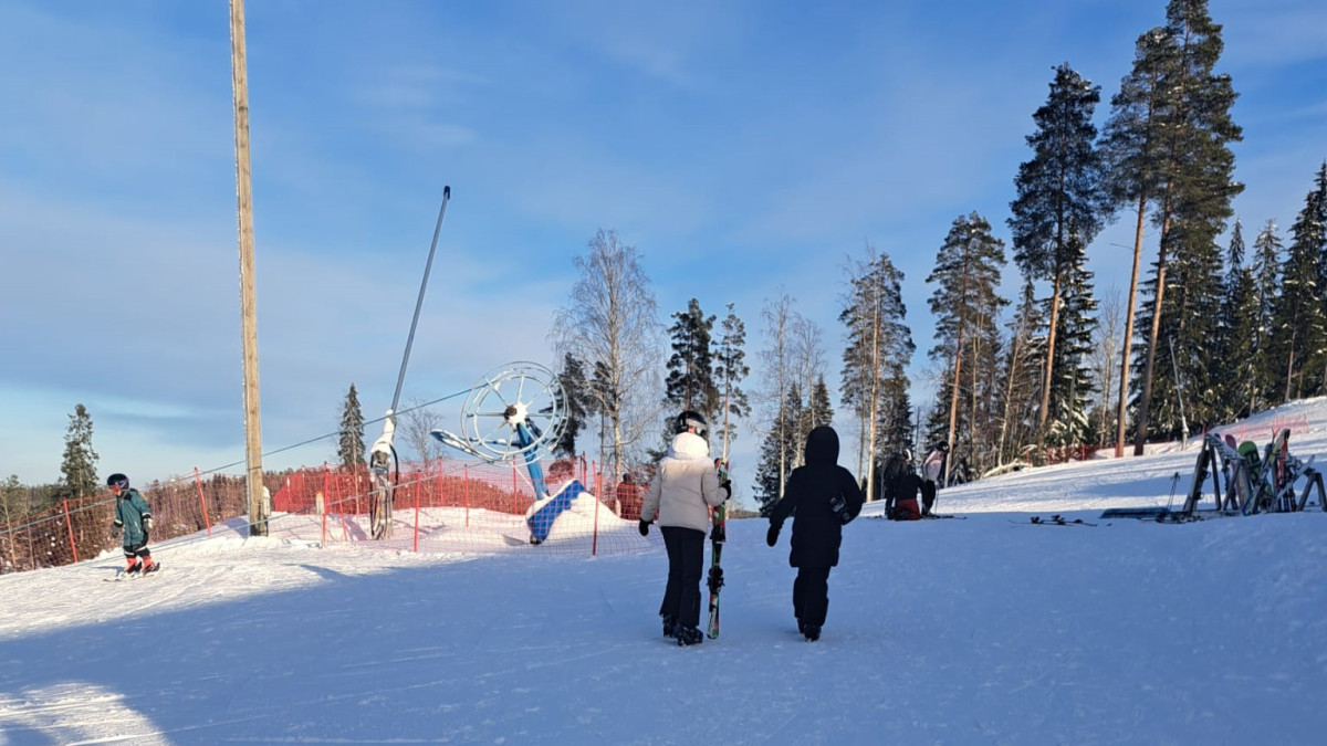 Ihmisiä laskettelurinteessä.