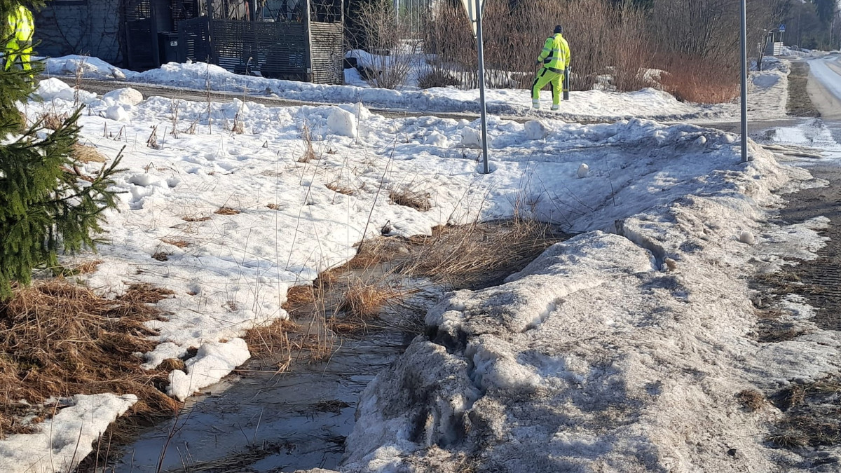 Airolankadulla huomioasuisia työntekijöitä keväthankien aikaan.