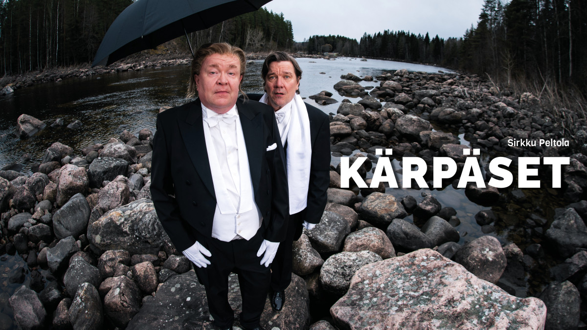 Kaksi henkilöä frakeissa seisoo kivikkoisella joenrannalla metsäisessä maisemassa; toinen pitää mustaa sateenvarjoa. Oikealla kuvassa teksti ”Sirkku Peltola – Kärpäset”.