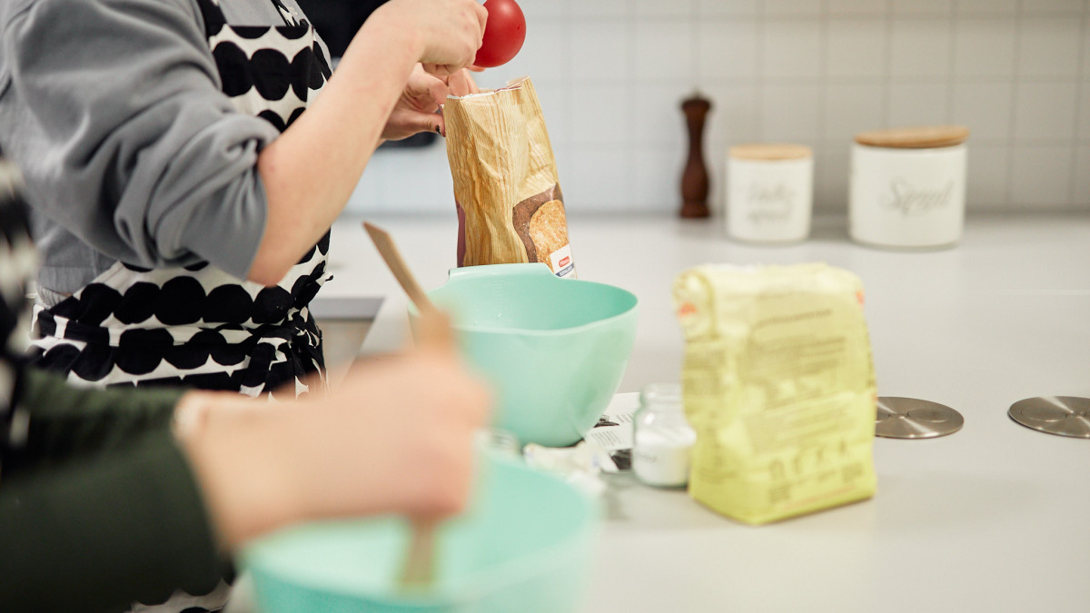 Lapsia leipomassa. Kuva lasten käsistä ja leivontakulhoista.