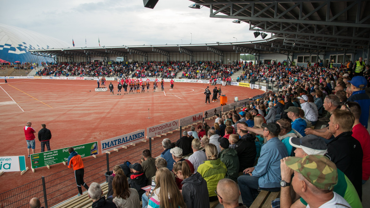 Pesäpallopeli Ukonniemi-stadionille, kuvassa on paljon yleisöä.