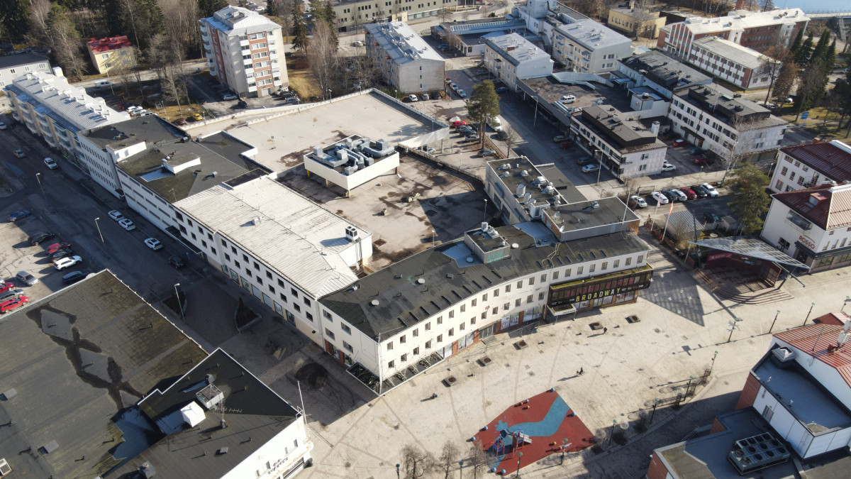 Ilmakuva Imatrankosken keskustasta, keskellä Väärätalo.