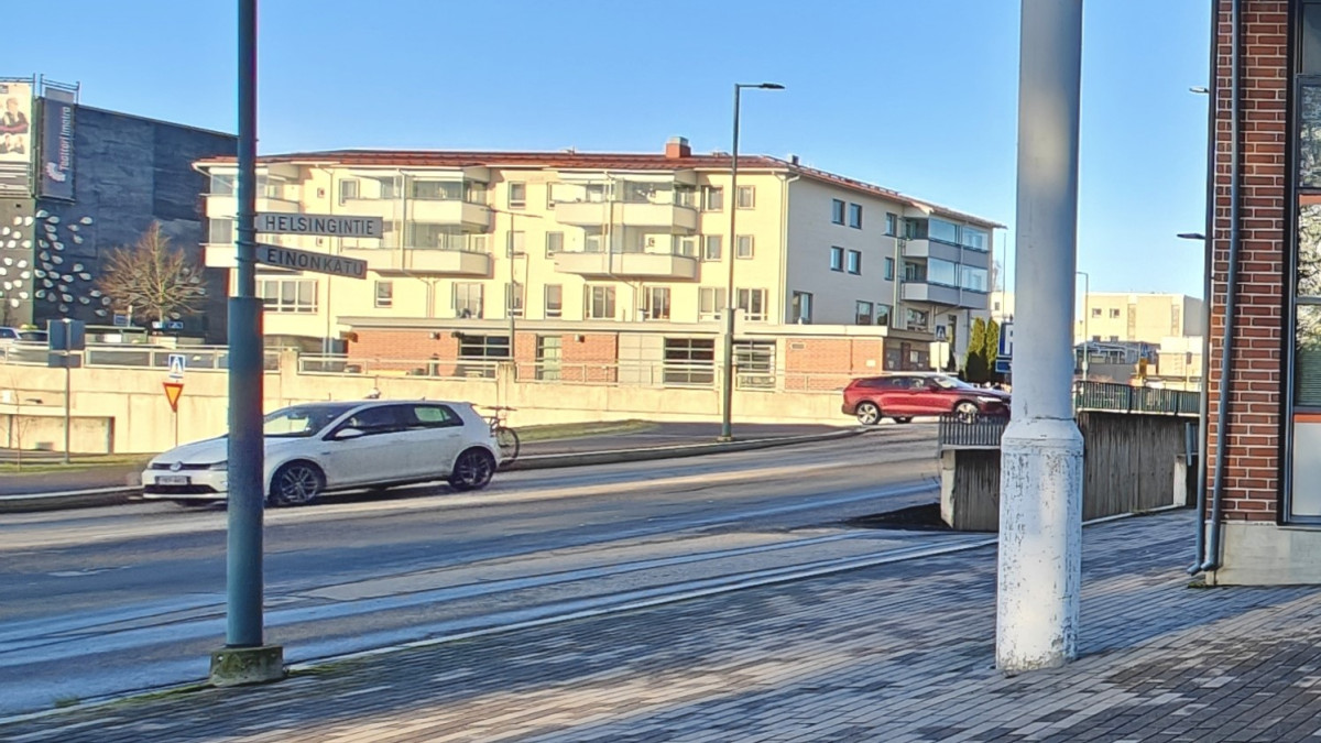 Kaupungin kadulla kaksi autoa.