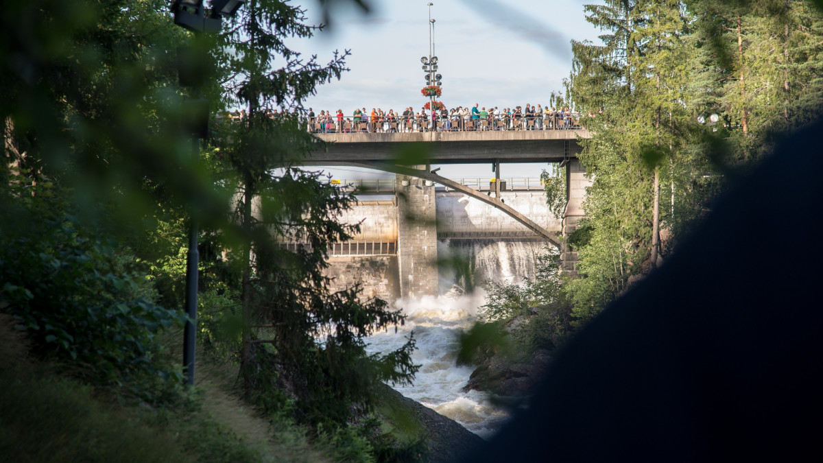 Koskinäytös, sillalla ihmisiä.