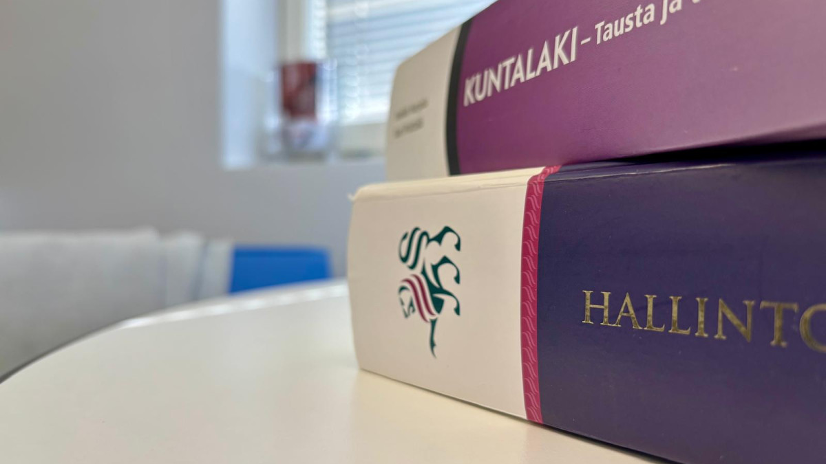 Kaksi lakikirjaa pöydällä.