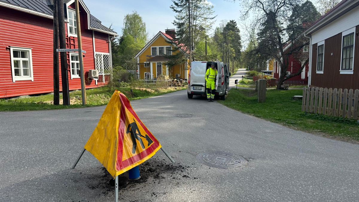 Varoituskolmio asfalttitiellä