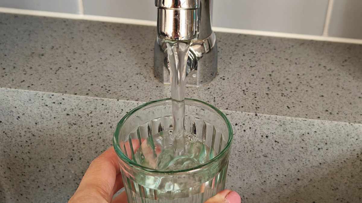 Hanasta valuu vettä juomalasiin.