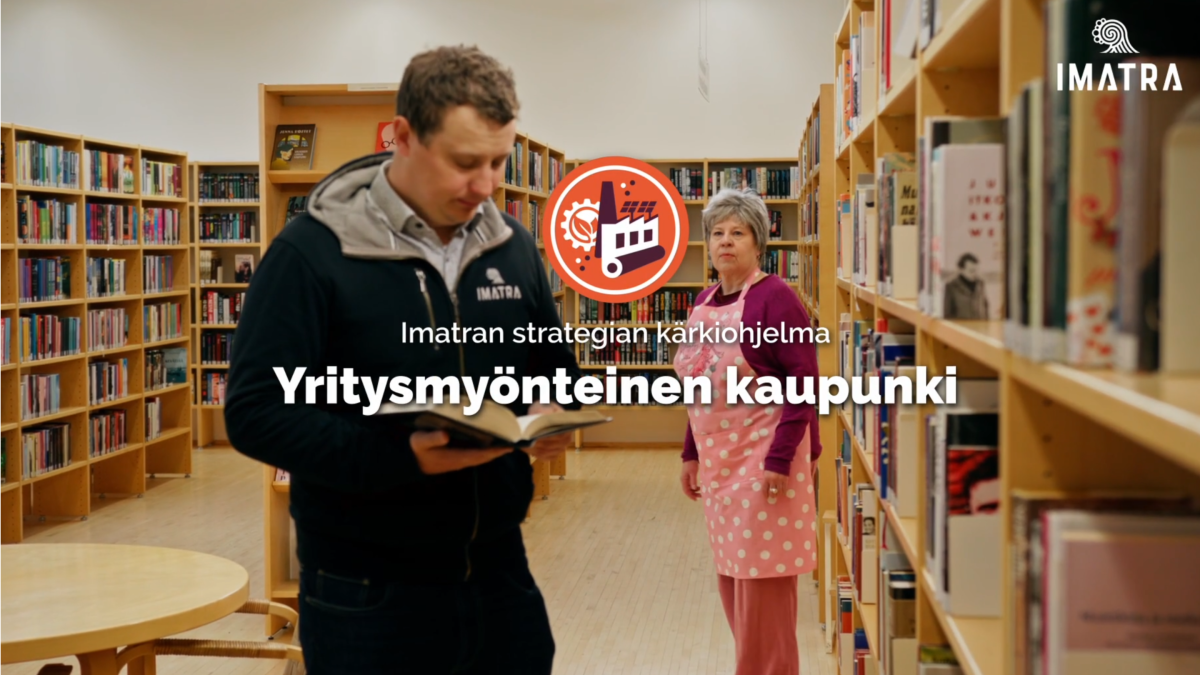 Kaupunginjohtaja ja Imatran mummo kirjastossa.